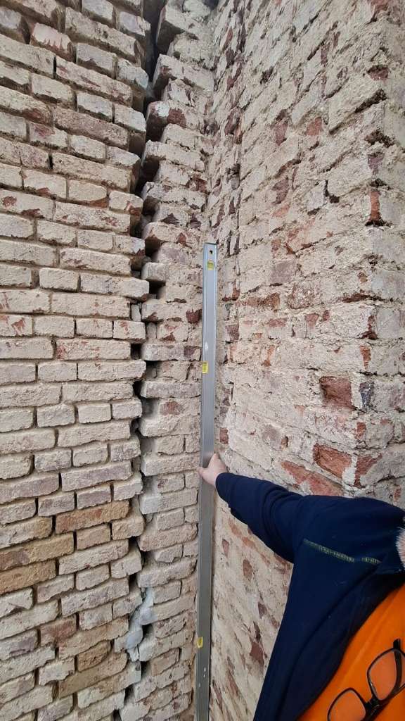 BAU.DE / BAU-Forum: 1. Bild zu Frage "Stabilisierung einer schiefen 36er Ziegelwand: Lösungen ohne Abriss gesucht" im BAU-Forum "Architekt / Architektur" BAU.DE / BAU-Forum: 1. Bild zu Frage "Stabilisierung einer schiefen 36er Ziegelwand: Lösungen ohne Abriss gesucht" im BAU-Forum "Architekt / Architektur"