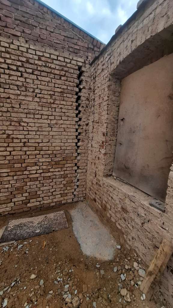 BAU.DE / BAU-Forum: 2. Bild zu Frage "Stabilisierung einer schiefen 36er Ziegelwand: Lösungen ohne Abriss gesucht" im BAU-Forum "Architekt / Architektur" BAU.DE / BAU-Forum: 2. Bild zu Frage "Stabilisierung einer schiefen 36er Ziegelwand: Lösungen ohne Abriss gesucht" im BAU-Forum "Architekt / Architektur"