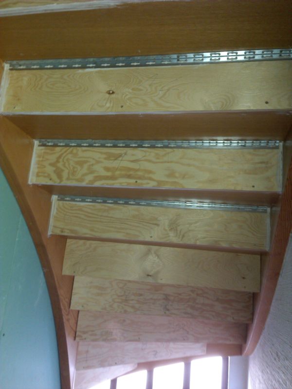 BAU.DE / BAU-Forum: 1. Bild zu Frage "Wangenholztreppe unterseitig dämmen und verschließen" im BAU-Forum "Ausbauarbeiten" BAU.DE / BAU-Forum: 1. Bild zu Frage "Wangenholztreppe unterseitig dämmen und verschließen" im BAU-Forum "Ausbauarbeiten"