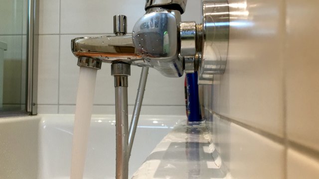 BAU.DE / BAU-Forum: 1. Bild zu Frage "Fliese wölbt sich" im BAU-Forum "Ausbauarbeiten" BAU.DE / BAU-Forum: 1. Bild zu Frage "Fliese wölbt sich" im BAU-Forum "Ausbauarbeiten"