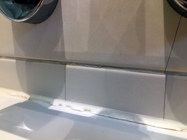 BAU.DE / BAU-Forum: 2. Bild zu Frage "Fliese wölbt sich" im BAU-Forum "Ausbauarbeiten" BAU.DE / BAU-Forum: 2. Bild zu Frage "Fliese wölbt sich" im BAU-Forum "Ausbauarbeiten"