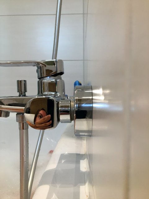 BAU.DE / BAU-Forum: 4. Bild zu Frage "Fliese wölbt sich" im BAU-Forum "Ausbauarbeiten" BAU.DE / BAU-Forum: 4. Bild zu Frage "Fliese wölbt sich" im BAU-Forum "Ausbauarbeiten"