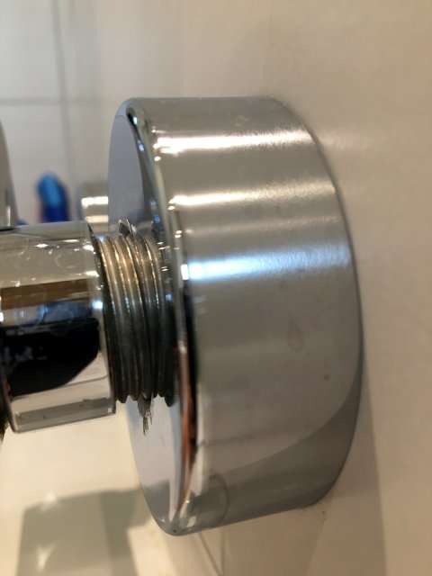 BAU.DE / BAU-Forum: 5. Bild zu Frage "Fliese wölbt sich" im BAU-Forum "Ausbauarbeiten" BAU.DE / BAU-Forum: 5. Bild zu Frage "Fliese wölbt sich" im BAU-Forum "Ausbauarbeiten"