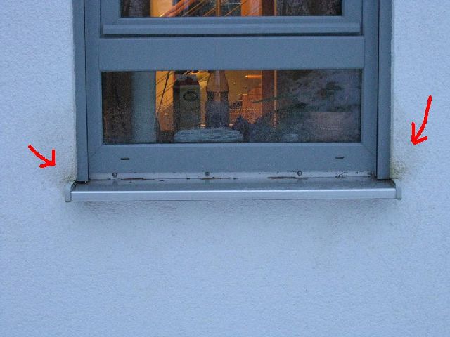 BAU.DE / BAU-Forum: 1. Bild zu Antwort "Fassadenschäden: Fensterbereich – Feuchtigkeit im Detail" auf die Frage "Feuchter Außenputz: Ursachen, Folgen & Sanierungskosten bei Stockflecken?" im BAU-Forum "Außenwände und Fassaden" BAU.DE / BAU-Forum: 1. Bild zu Antwort "Fassadenschäden: Fensterbereich – Feuchtigkeit im Detail" auf die Frage "Feuchter Außenputz: Ursachen, Folgen & Sanierungskosten bei Stockflecken?" im BAU-Forum "Außenwände und Fassaden"