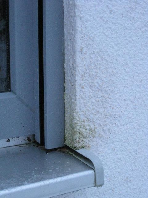 BAU.DE / BAU-Forum: 1. Bild zu Antwort "Detailaufnahme: Fensteranschluss – Feuchtigkeitsproblematik" auf die Frage "Feuchter Außenputz: Ursachen, Folgen & Sanierungskosten bei Stockflecken?" im BAU-Forum "Außenwände und Fassaden" BAU.DE / BAU-Forum: 1. Bild zu Antwort "Detailaufnahme: Fensteranschluss – Feuchtigkeitsproblematik" auf die Frage "Feuchter Außenputz: Ursachen, Folgen & Sanierungskosten bei Stockflecken?" im BAU-Forum "Außenwände und Fassaden"