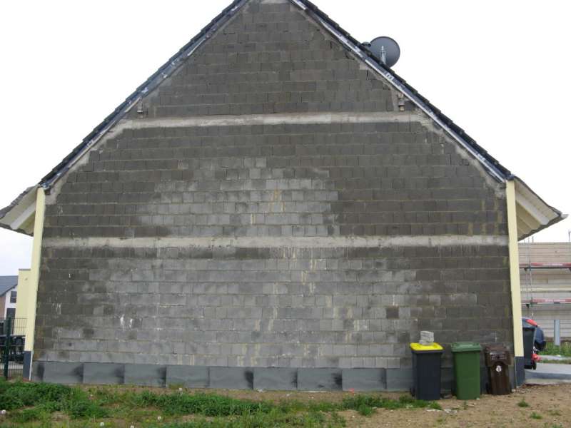 BAU.DE / BAU-Forum: 1. Bild zu Frage "Doppelhaushälfte: Undichte Wand zum Nachbarn – Ursachen, Sanierung & Kosten?" im BAU-Forum "Außenwände und Fassaden" BAU.DE / BAU-Forum: 1. Bild zu Frage "Doppelhaushälfte: Undichte Wand zum Nachbarn – Ursachen, Sanierung & Kosten?" im BAU-Forum "Außenwände und Fassaden"