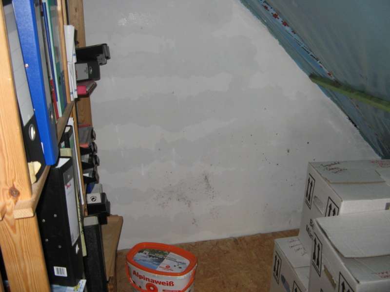 BAU.DE / BAU-Forum: 2. Bild zu Frage "Doppelhaushälfte: Undichte Wand zum Nachbarn – Ursachen, Sanierung & Kosten?" im BAU-Forum "Außenwände und Fassaden" BAU.DE / BAU-Forum: 2. Bild zu Frage "Doppelhaushälfte: Undichte Wand zum Nachbarn – Ursachen, Sanierung & Kosten?" im BAU-Forum "Außenwände und Fassaden"