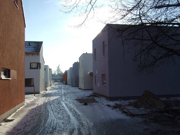BAU.DE / BAU-Forum: 1. Bild zu Antwort "Neubaugebiete: Hässliche Kisten & Aufgeschmierter Putz" auf die Frage "Kunststoffputz vs. Mineralischer Putz: Vorteile, Nachteile & Empfehlungen?" im BAU-Forum "Außenwände und Fassaden" BAU.DE / BAU-Forum: 1. Bild zu Antwort "Neubaugebiete: Hässliche Kisten & Aufgeschmierter Putz" auf die Frage "Kunststoffputz vs. Mineralischer Putz: Vorteile, Nachteile & Empfehlungen?" im BAU-Forum "Außenwände und Fassaden"