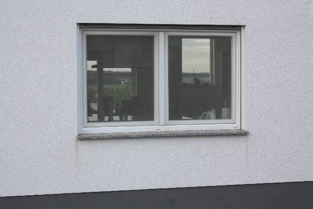 BAU.DE / BAU-Forum: 1. Bild zu Frage "Putz unter Fensterbank verfärbt: Ursachen, Algen? Kosten für Sanierung & Beseitigung?" im BAU-Forum "Außenwände und Fassaden" BAU.DE / BAU-Forum: 1. Bild zu Frage "Putz unter Fensterbank verfärbt: Ursachen, Algen? Kosten für Sanierung & Beseitigung?" im BAU-Forum "Außenwände und Fassaden"