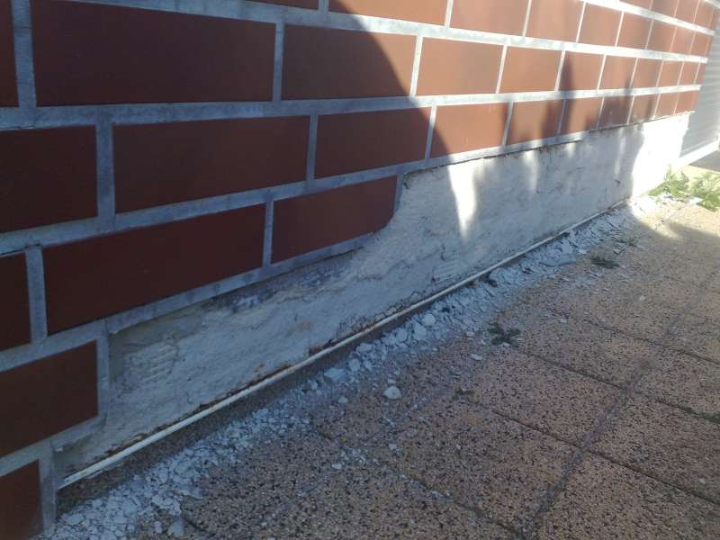 BAU.DE / BAU-Forum: 1. Bild zu Frage "Riemchen fallen ab: Ursachen, Sanierung & Kosten für Giebelseite?" im BAU-Forum "Außenwände und Fassaden" BAU.DE / BAU-Forum: 1. Bild zu Frage "Riemchen fallen ab: Ursachen, Sanierung & Kosten für Giebelseite?" im BAU-Forum "Außenwände und Fassaden"