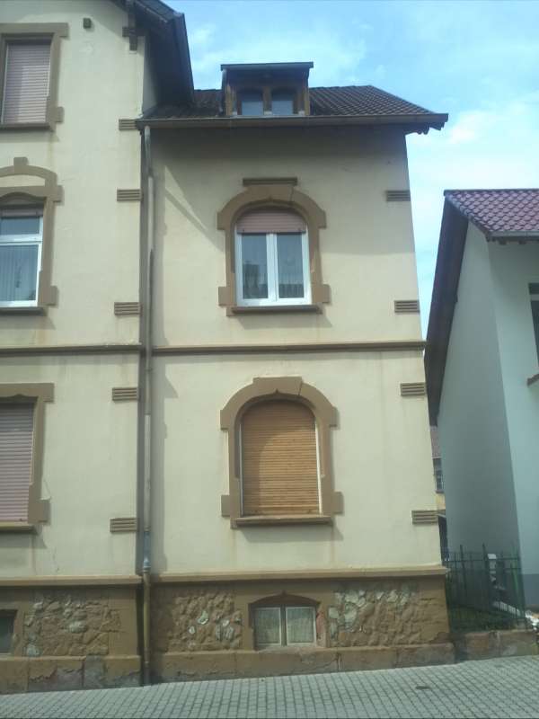 BAU.DE / BAU-Forum: 1. Bild zu Frage "Sandsteinsockel sanieren: Kosten, Methoden & Risiken bei bröselndem Stein?" im BAU-Forum "Außenwände und Fassaden" BAU.DE / BAU-Forum: 1. Bild zu Frage "Sandsteinsockel sanieren: Kosten, Methoden & Risiken bei bröselndem Stein?" im BAU-Forum "Außenwände und Fassaden"