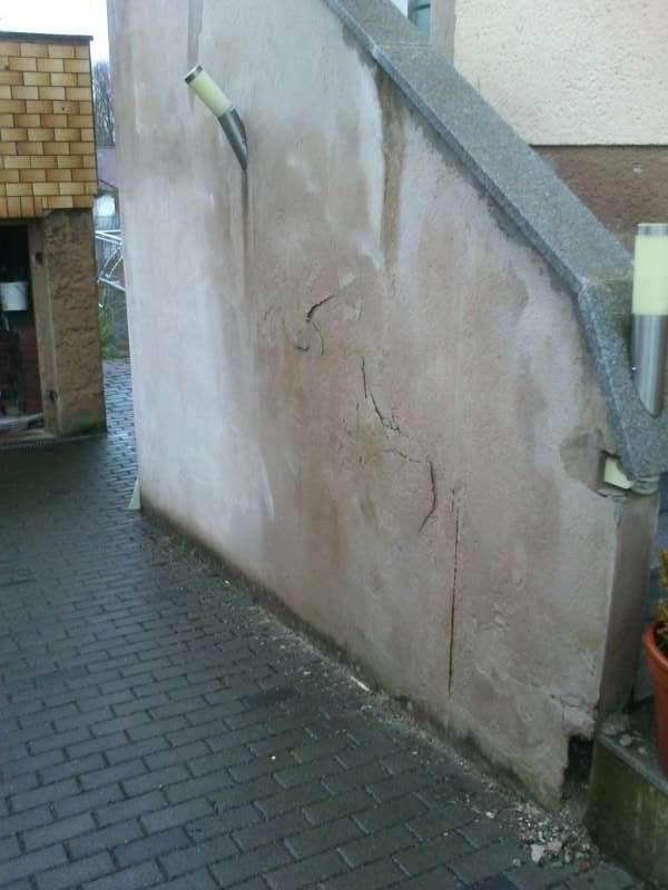 BAU.DE / BAU-Forum: 1. Bild zu Frage "Nasse Außenwand Treppenhaus: Ursachen, Sanierung & Kostenüberblick?" im BAU-Forum "Außenwände und Fassaden" BAU.DE / BAU-Forum: 1. Bild zu Frage "Nasse Außenwand Treppenhaus: Ursachen, Sanierung & Kostenüberblick?" im BAU-Forum "Außenwände und Fassaden"