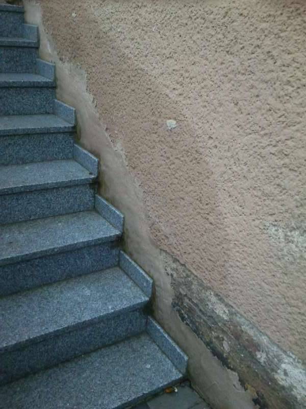 BAU.DE / BAU-Forum: 4. Bild zu Frage "Nasse Außenwand Treppenhaus: Ursachen, Sanierung & Kostenüberblick?" im BAU-Forum "Außenwände und Fassaden" BAU.DE / BAU-Forum: 4. Bild zu Frage "Nasse Außenwand Treppenhaus: Ursachen, Sanierung & Kostenüberblick?" im BAU-Forum "Außenwände und Fassaden"