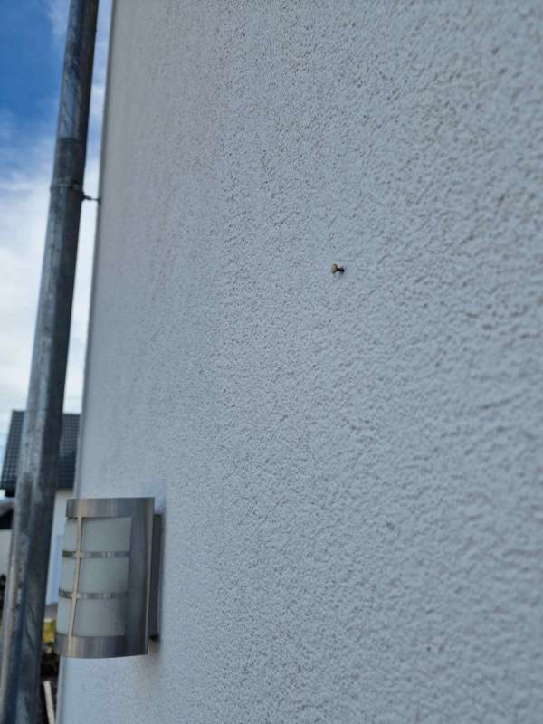BAU.DE / BAU-Forum: 1. Bild zu Frage "Wärmedämmfassade durch Nägel beschädigt? Risiken, Reparatur & Kostenübernahme" im BAU-Forum "Außenwände und Fassaden" BAU.DE / BAU-Forum: 1. Bild zu Frage "Wärmedämmfassade durch Nägel beschädigt? Risiken, Reparatur & Kostenübernahme" im BAU-Forum "Außenwände und Fassaden"