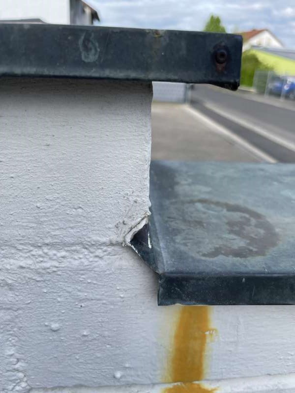BAU.DE / BAU-Forum: 1. Bild zu Antwort "Gartenmauer: Detailbilder zur Analyse der Fleckenursache" auf die Frage "Gelbe Flecken an Gartenmauer mit Blech: Ursachen, Entfernung & Vorbeugung?" im BAU-Forum "Außenwände und Fassaden" BAU.DE / BAU-Forum: 1. Bild zu Antwort "Gartenmauer: Detailbilder zur Analyse der Fleckenursache" auf die Frage "Gelbe Flecken an Gartenmauer mit Blech: Ursachen, Entfernung & Vorbeugung?" im BAU-Forum "Außenwände und Fassaden"