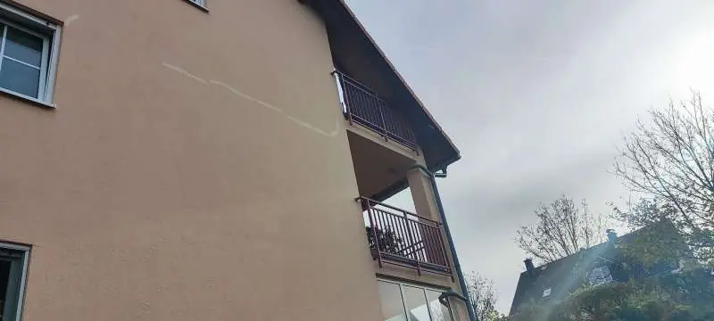 BAU.DE / BAU-Forum: 1. Bild zu Frage "Putzriss horizontal an Fassade: Ursachen, Reparatur, Kosten & Gutachten?" im BAU-Forum "Außenwände und Fassaden" BAU.DE / BAU-Forum: 1. Bild zu Frage "Putzriss horizontal an Fassade: Ursachen, Reparatur, Kosten & Gutachten?" im BAU-Forum "Außenwände und Fassaden"