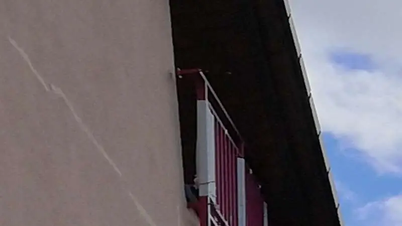 BAU.DE / BAU-Forum: 2. Bild zu Frage "Putzriss horizontal an Fassade: Ursachen, Reparatur, Kosten & Gutachten?" im BAU-Forum "Außenwände und Fassaden" BAU.DE / BAU-Forum: 2. Bild zu Frage "Putzriss horizontal an Fassade: Ursachen, Reparatur, Kosten & Gutachten?" im BAU-Forum "Außenwände und Fassaden"