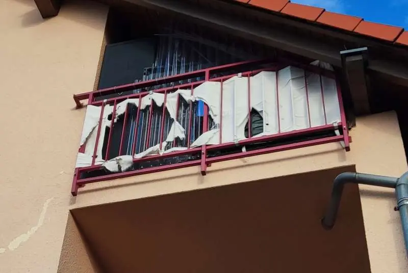 BAU.DE / BAU-Forum: 3. Bild zu Frage "Putzriss horizontal an Fassade: Ursachen, Reparatur, Kosten & Gutachten?" im BAU-Forum "Außenwände und Fassaden" BAU.DE / BAU-Forum: 3. Bild zu Frage "Putzriss horizontal an Fassade: Ursachen, Reparatur, Kosten & Gutachten?" im BAU-Forum "Außenwände und Fassaden"