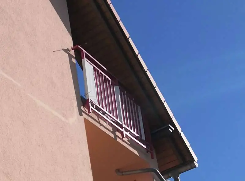 BAU.DE / BAU-Forum: 4. Bild zu Frage "Putzriss horizontal an Fassade: Ursachen, Reparatur, Kosten & Gutachten?" im BAU-Forum "Außenwände und Fassaden" BAU.DE / BAU-Forum: 4. Bild zu Frage "Putzriss horizontal an Fassade: Ursachen, Reparatur, Kosten & Gutachten?" im BAU-Forum "Außenwände und Fassaden"