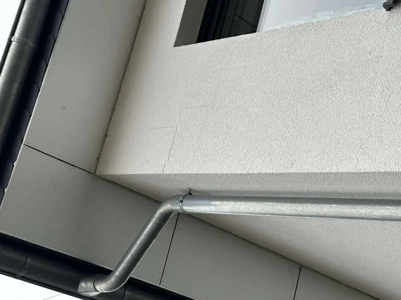 BAU.DE / BAU-Forum: 1. Bild zu Frage "Fassadenrisse Neubau: Ursachen, Sanierungskosten & Risiken durch Putzrisse?" im BAU-Forum "Außenwände und Fassaden" BAU.DE / BAU-Forum: 1. Bild zu Frage "Fassadenrisse Neubau: Ursachen, Sanierungskosten & Risiken durch Putzrisse?" im BAU-Forum "Außenwände und Fassaden"