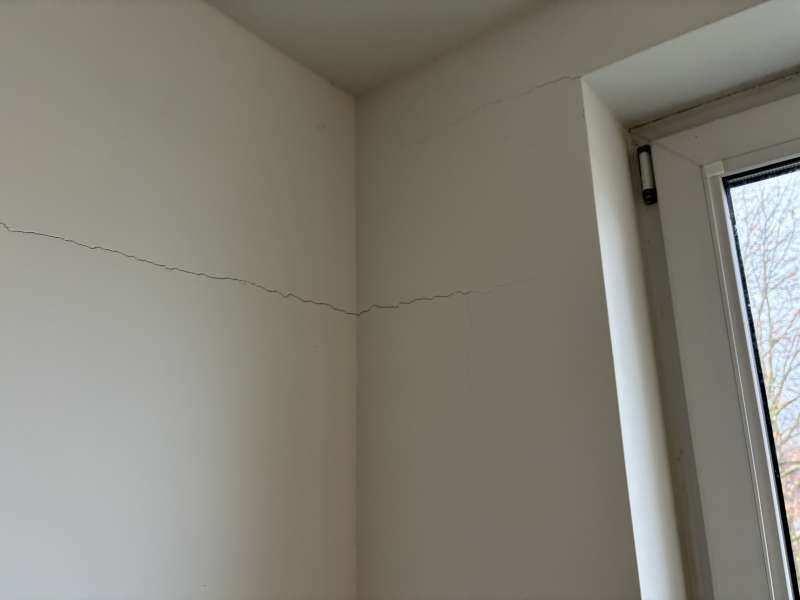 BAU.DE / BAU-Forum: 2. Bild zu Frage "Fassadenrisse Neubau: Ursachen, Sanierungskosten & Risiken durch Putzrisse?" im BAU-Forum "Außenwände und Fassaden" BAU.DE / BAU-Forum: 2. Bild zu Frage "Fassadenrisse Neubau: Ursachen, Sanierungskosten & Risiken durch Putzrisse?" im BAU-Forum "Außenwände und Fassaden"