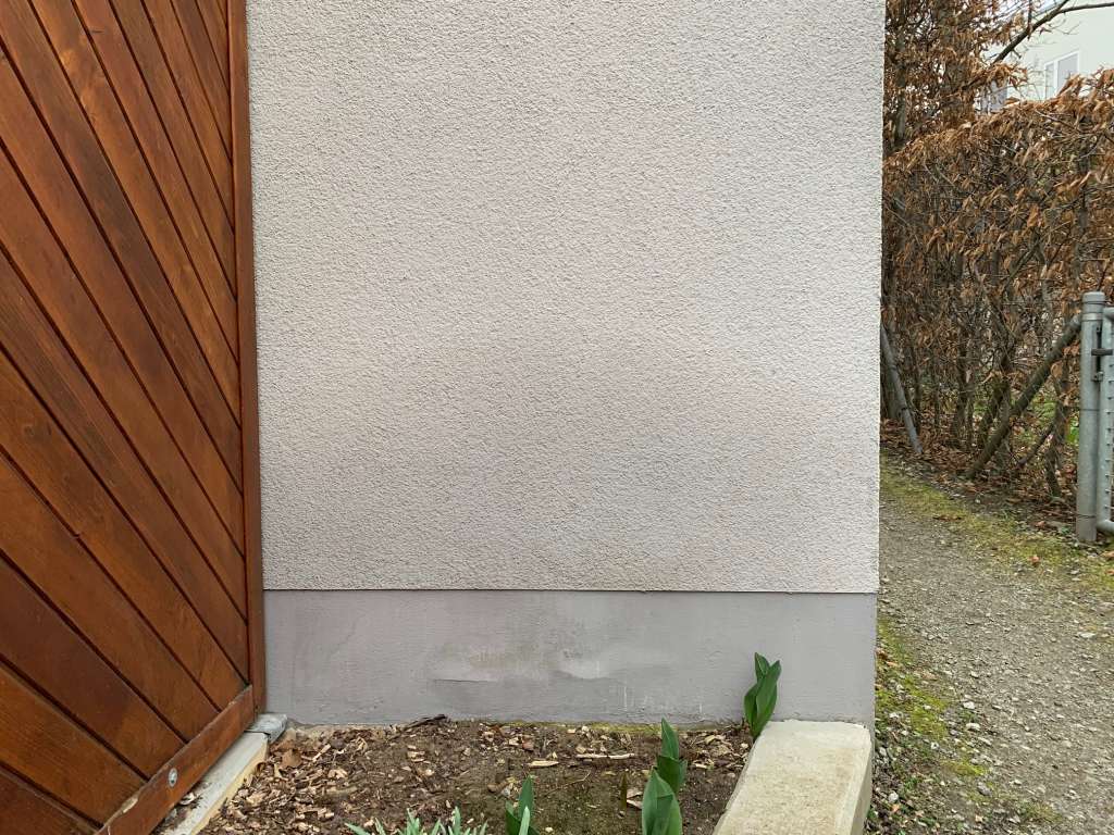 BAU.DE / BAU-Forum: 1. Bild zu Frage "Feuchtigkeit im Sockelbereich: Ursachen, Sanierung & Kosten für Haus Bj. 98?" im BAU-Forum "Außenwände und Fassaden" BAU.DE / BAU-Forum: 1. Bild zu Frage "Feuchtigkeit im Sockelbereich: Ursachen, Sanierung & Kosten für Haus Bj. 98?" im BAU-Forum "Außenwände und Fassaden"