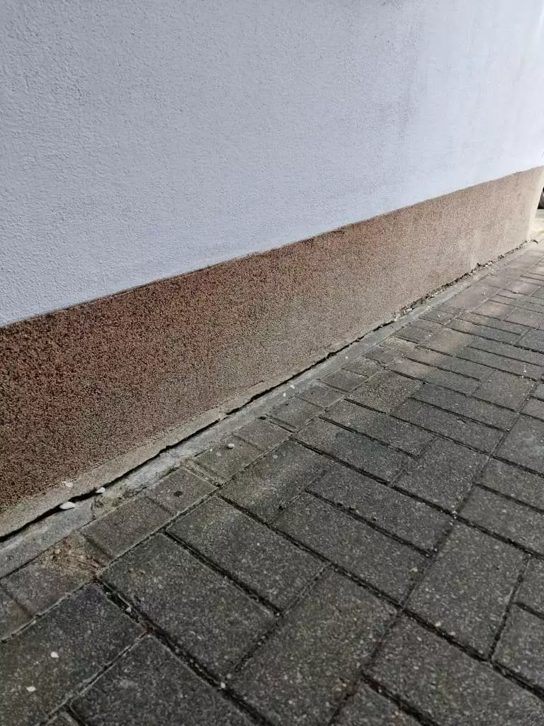BAU.DE / BAU-Forum: 1. Bild zu Frage "Garagensockel Risse füllen: Geeignete Materialien, Abdichtung & Risiken?" im BAU-Forum "Außenwände und Fassaden" BAU.DE / BAU-Forum: 1. Bild zu Frage "Garagensockel Risse füllen: Geeignete Materialien, Abdichtung & Risiken?" im BAU-Forum "Außenwände und Fassaden"