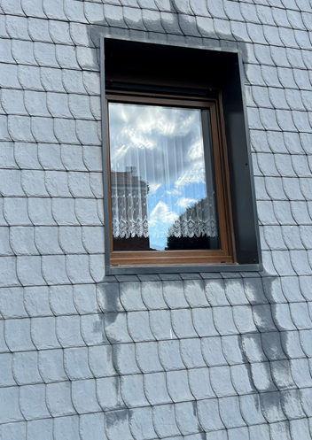 BAU.DE / BAU-Forum: 1. Bild zu Frage "GFK Fassade Farbe auffrischen: Ausbleichen, Reinigung & Möglichkeiten zur Farbauffrischung?" im BAU-Forum "Außenwände und Fassaden" BAU.DE / BAU-Forum: 1. Bild zu Frage "GFK Fassade Farbe auffrischen: Ausbleichen, Reinigung & Möglichkeiten zur Farbauffrischung?" im BAU-Forum "Außenwände und Fassaden"