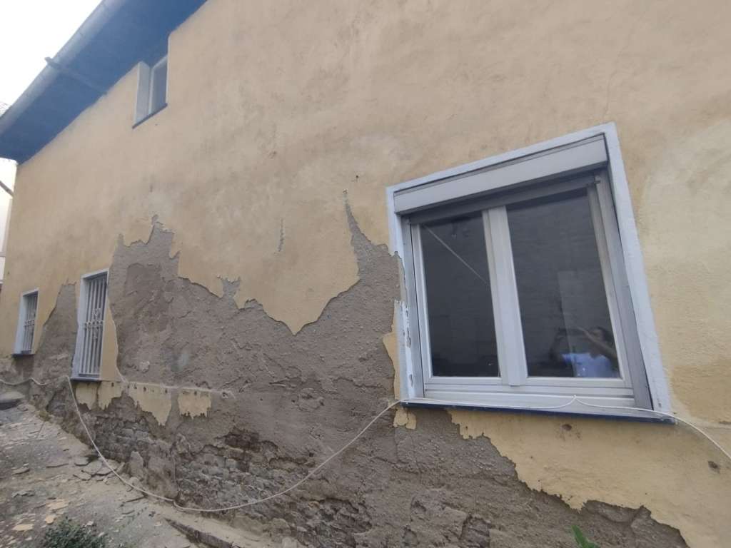 BAU.DE / BAU-Forum: 1. Bild zu Frage "Haus dämmen: Sandender Putz – Ursachen, Sanierung & Vorgehensweise?" im BAU-Forum "Außenwände und Fassaden" BAU.DE / BAU-Forum: 1. Bild zu Frage "Haus dämmen: Sandender Putz – Ursachen, Sanierung & Vorgehensweise?" im BAU-Forum "Außenwände und Fassaden"