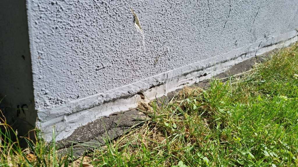 BAU.DE / BAU-Forum: 2. Bild zu Frage "Fassadenplatten als Alternative für bröckelnden Putz an Terrassenbrüstung?" im BAU-Forum "Außenwände und Fassaden" BAU.DE / BAU-Forum: 2. Bild zu Frage "Fassadenplatten als Alternative für bröckelnden Putz an Terrassenbrüstung?" im BAU-Forum "Außenwände und Fassaden"