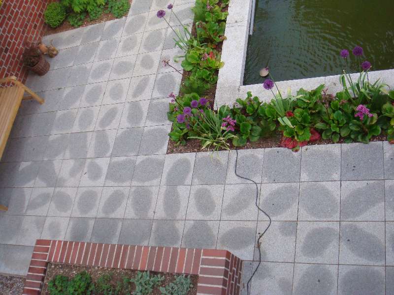 BAU.DE / BAU-Forum: 1. Bild zu Frage "Feuchte Granitplatten auf Terrasse: Ursachen, Abhilfe & Risiken?" im BAU-Forum "Balkon und Terrasse" BAU.DE / BAU-Forum: 1. Bild zu Frage "Feuchte Granitplatten auf Terrasse: Ursachen, Abhilfe & Risiken?" im BAU-Forum "Balkon und Terrasse"