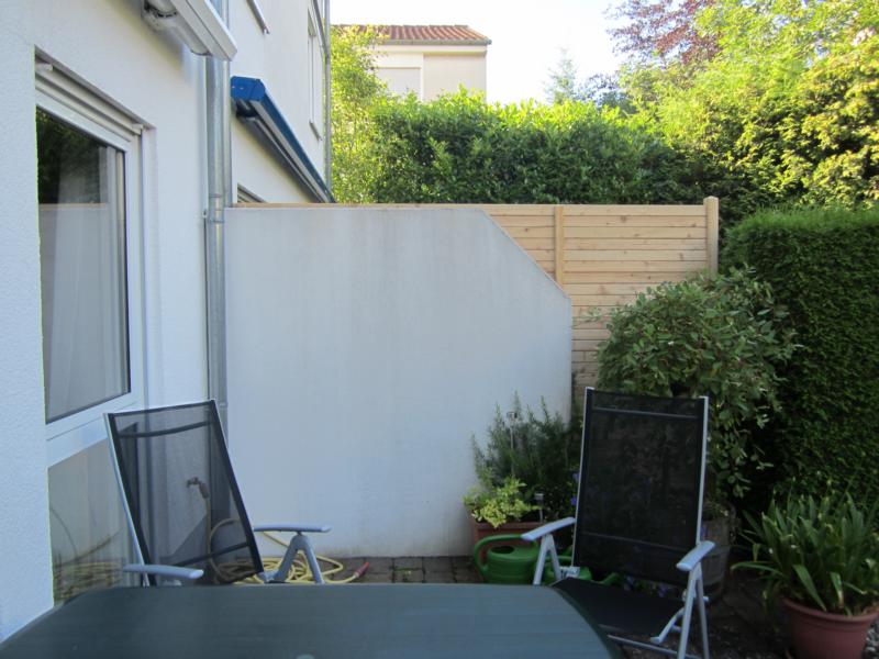 BAU.DE / BAU-Forum: 1. Bild zu Frage "Holzwand als Sichtschutz am Reihenhaus: Brandschutz, Höhe & Nachbarrecht?" im BAU-Forum "Balkon und Terrasse" BAU.DE / BAU-Forum: 1. Bild zu Frage "Holzwand als Sichtschutz am Reihenhaus: Brandschutz, Höhe & Nachbarrecht?" im BAU-Forum "Balkon und Terrasse"