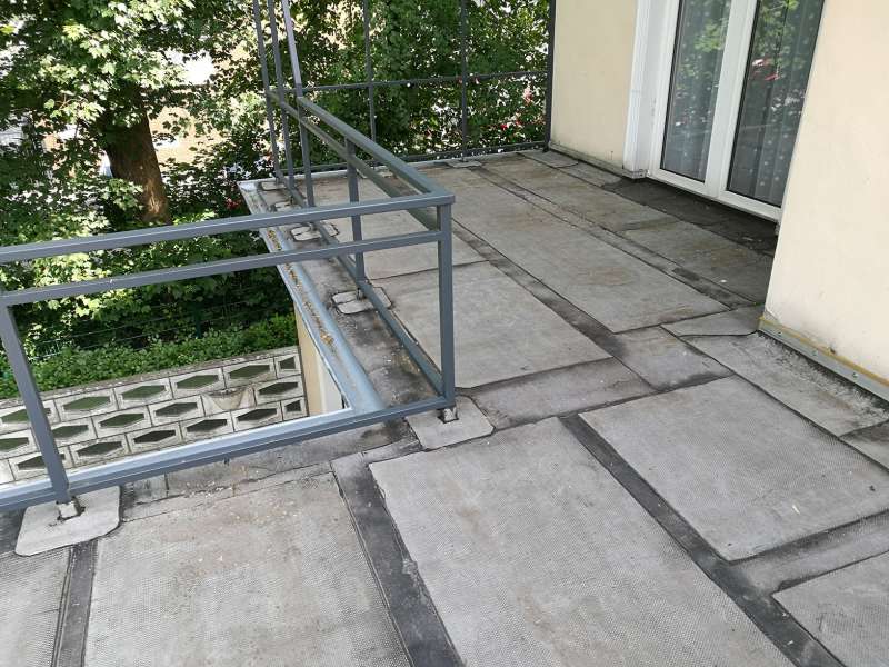 BAU.DE / BAU-Forum: 2. Bild zu Frage "Terrassenbelag ohne Gefälle: WPC Dielen, Entwässerungsrinne & Stolperstufen vermeiden?" im BAU-Forum "Balkon und Terrasse" BAU.DE / BAU-Forum: 2. Bild zu Frage "Terrassenbelag ohne Gefälle: WPC Dielen, Entwässerungsrinne & Stolperstufen vermeiden?" im BAU-Forum "Balkon und Terrasse"