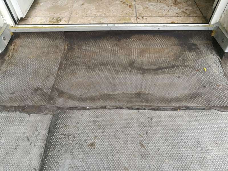 BAU.DE / BAU-Forum: 3. Bild zu Frage "Terrassenbelag ohne Gefälle: WPC Dielen, Entwässerungsrinne & Stolperstufen vermeiden?" im BAU-Forum "Balkon und Terrasse" BAU.DE / BAU-Forum: 3. Bild zu Frage "Terrassenbelag ohne Gefälle: WPC Dielen, Entwässerungsrinne & Stolperstufen vermeiden?" im BAU-Forum "Balkon und Terrasse"