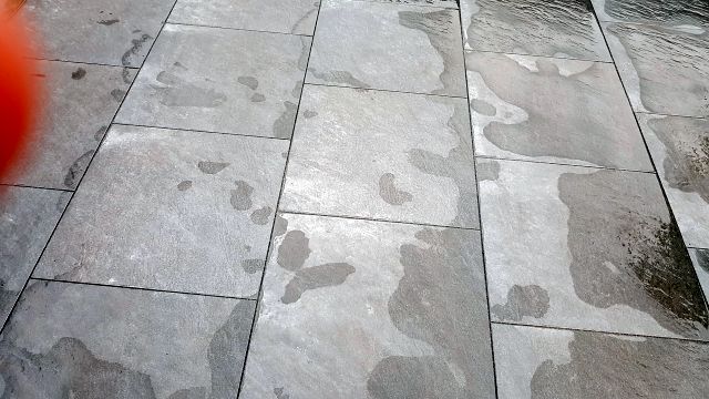 BAU.DE / BAU-Forum: 3. Bild zu Frage "Weiße Flecken auf Feinsteinzeug-Terrasse: Ursachen, Reinigung & Vermeidung?" im BAU-Forum "Balkon und Terrasse" BAU.DE / BAU-Forum: 3. Bild zu Frage "Weiße Flecken auf Feinsteinzeug-Terrasse: Ursachen, Reinigung & Vermeidung?" im BAU-Forum "Balkon und Terrasse"
