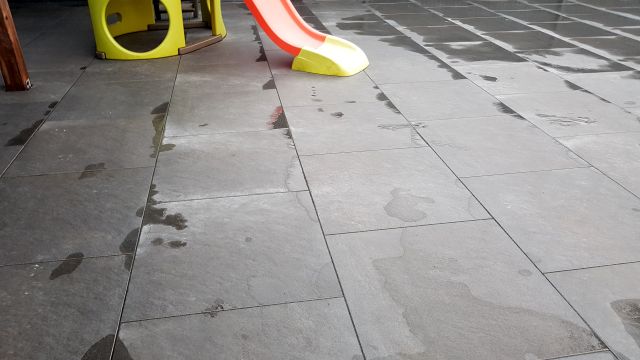 BAU.DE / BAU-Forum: 4. Bild zu Frage "Weiße Flecken auf Feinsteinzeug-Terrasse: Ursachen, Reinigung & Vermeidung?" im BAU-Forum "Balkon und Terrasse" BAU.DE / BAU-Forum: 4. Bild zu Frage "Weiße Flecken auf Feinsteinzeug-Terrasse: Ursachen, Reinigung & Vermeidung?" im BAU-Forum "Balkon und Terrasse"