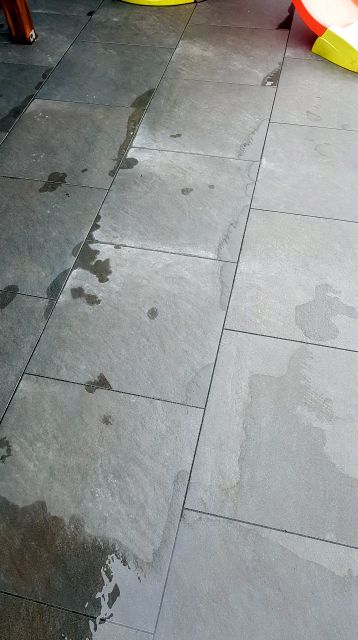 BAU.DE / BAU-Forum: 5. Bild zu Frage "Weiße Flecken auf Feinsteinzeug-Terrasse: Ursachen, Reinigung & Vermeidung?" im BAU-Forum "Balkon und Terrasse" BAU.DE / BAU-Forum: 5. Bild zu Frage "Weiße Flecken auf Feinsteinzeug-Terrasse: Ursachen, Reinigung & Vermeidung?" im BAU-Forum "Balkon und Terrasse"
