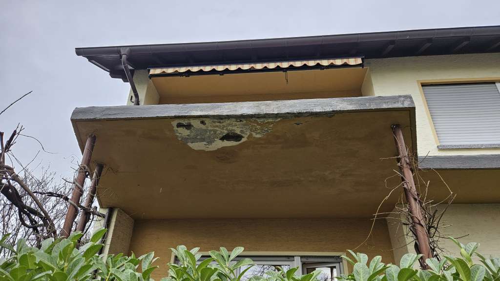 BAU.DE / BAU-Forum: 1. Bild zu Frage "Betonsanierung Balkon: Welche Firma für Abdichtung, Reparatur & Neubau der Balkonterrasse?" im BAU-Forum "Balkon und Terrasse" BAU.DE / BAU-Forum: 1. Bild zu Frage "Betonsanierung Balkon: Welche Firma für Abdichtung, Reparatur & Neubau der Balkonterrasse?" im BAU-Forum "Balkon und Terrasse"