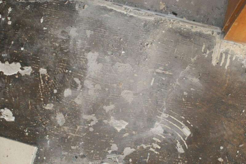 BAU.DE / BAU-Forum: 1. Bild zu Frage "Bodenplatten identifizieren: Material, Alter & potentielle Gefahren im Altbau?" im BAU-Forum "Baustoffe" BAU.DE / BAU-Forum: 1. Bild zu Frage "Bodenplatten identifizieren: Material, Alter & potentielle Gefahren im Altbau?" im BAU-Forum "Baustoffe"