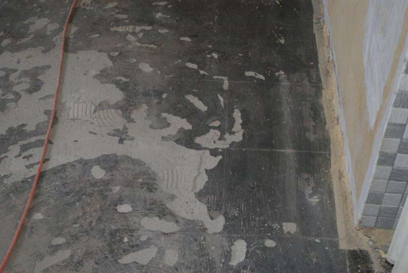 BAU.DE / BAU-Forum: 2. Bild zu Frage "Bodenplatten identifizieren: Material, Alter & potentielle Gefahren im Altbau?" im BAU-Forum "Baustoffe" BAU.DE / BAU-Forum: 2. Bild zu Frage "Bodenplatten identifizieren: Material, Alter & potentielle Gefahren im Altbau?" im BAU-Forum "Baustoffe"