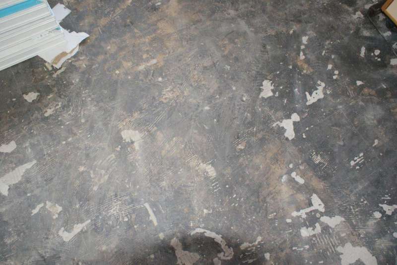BAU.DE / BAU-Forum: 5. Bild zu Frage "Bodenplatten identifizieren: Material, Alter & potentielle Gefahren im Altbau?" im BAU-Forum "Baustoffe" BAU.DE / BAU-Forum: 5. Bild zu Frage "Bodenplatten identifizieren: Material, Alter & potentielle Gefahren im Altbau?" im BAU-Forum "Baustoffe"