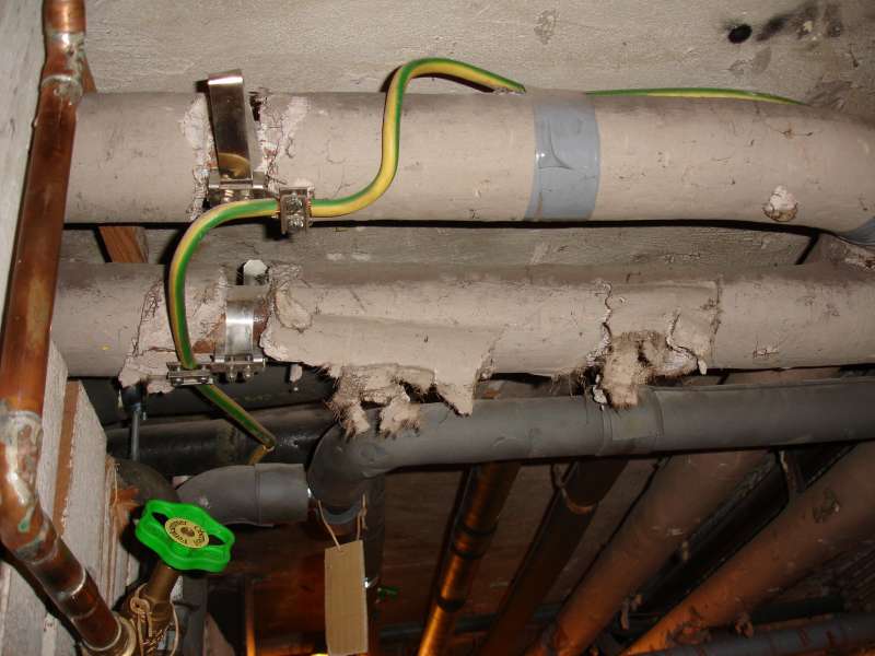 BAU.DE / BAU-Forum: 1. Bild zu Frage "Asbest in Rohrverkleidung erkennen: Gefahren, Analyse & Sanierung im Altbau?" im BAU-Forum "Baustoffe" BAU.DE / BAU-Forum: 1. Bild zu Frage "Asbest in Rohrverkleidung erkennen: Gefahren, Analyse & Sanierung im Altbau?" im BAU-Forum "Baustoffe"