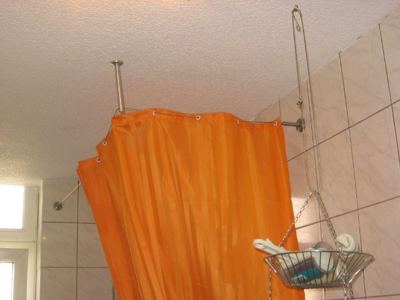 BAU.DE / BAU-Forum: 1. Bild zu Frage "Sauerkrautdecke: Duschvorhang schief befestigen – Ursachen, Risiken & Lösungen?" im BAU-Forum "Baustoffe" BAU.DE / BAU-Forum: 1. Bild zu Frage "Sauerkrautdecke: Duschvorhang schief befestigen – Ursachen, Risiken & Lösungen?" im BAU-Forum "Baustoffe"