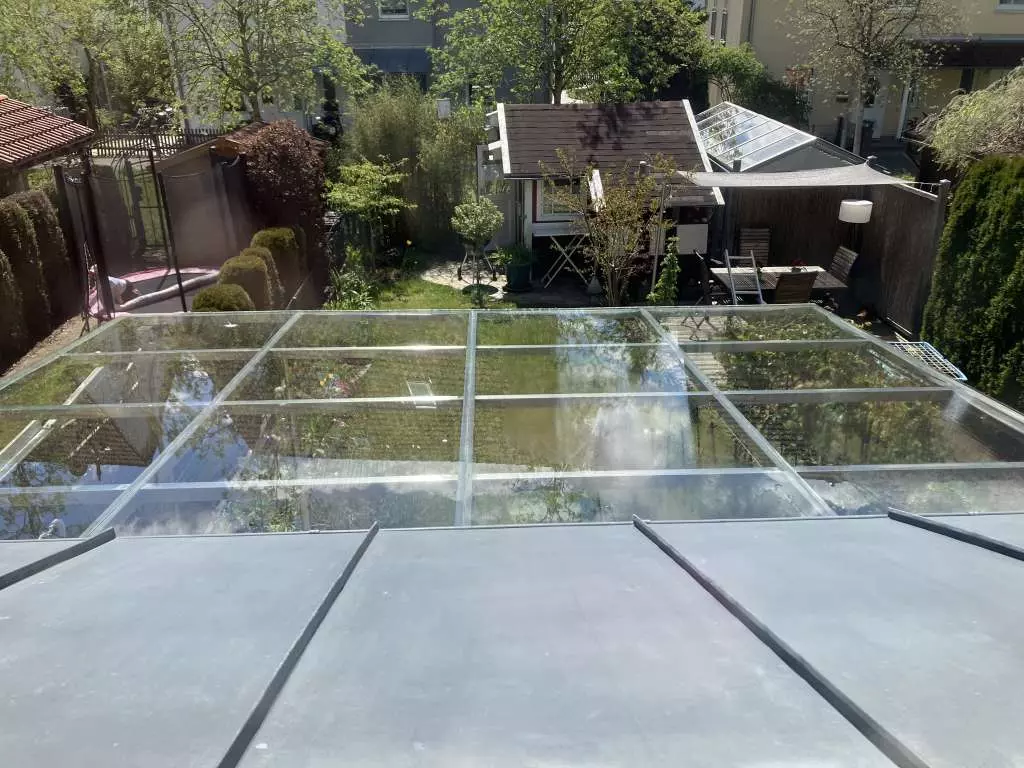 BAU.DE / BAU-Forum: 1. Bild zu Antwort "Terrassendach: Glasplatten – Keine Verschraubung sichtbar!" auf die Frage "Terrassendach Glasplatten: Schaumstoff-Streifen lösen sich – Ursachen & Lösungen?" im BAU-Forum "Baustoffe" BAU.DE / BAU-Forum: 1. Bild zu Antwort "Terrassendach: Glasplatten – Keine Verschraubung sichtbar!" auf die Frage "Terrassendach Glasplatten: Schaumstoff-Streifen lösen sich – Ursachen & Lösungen?" im BAU-Forum "Baustoffe"