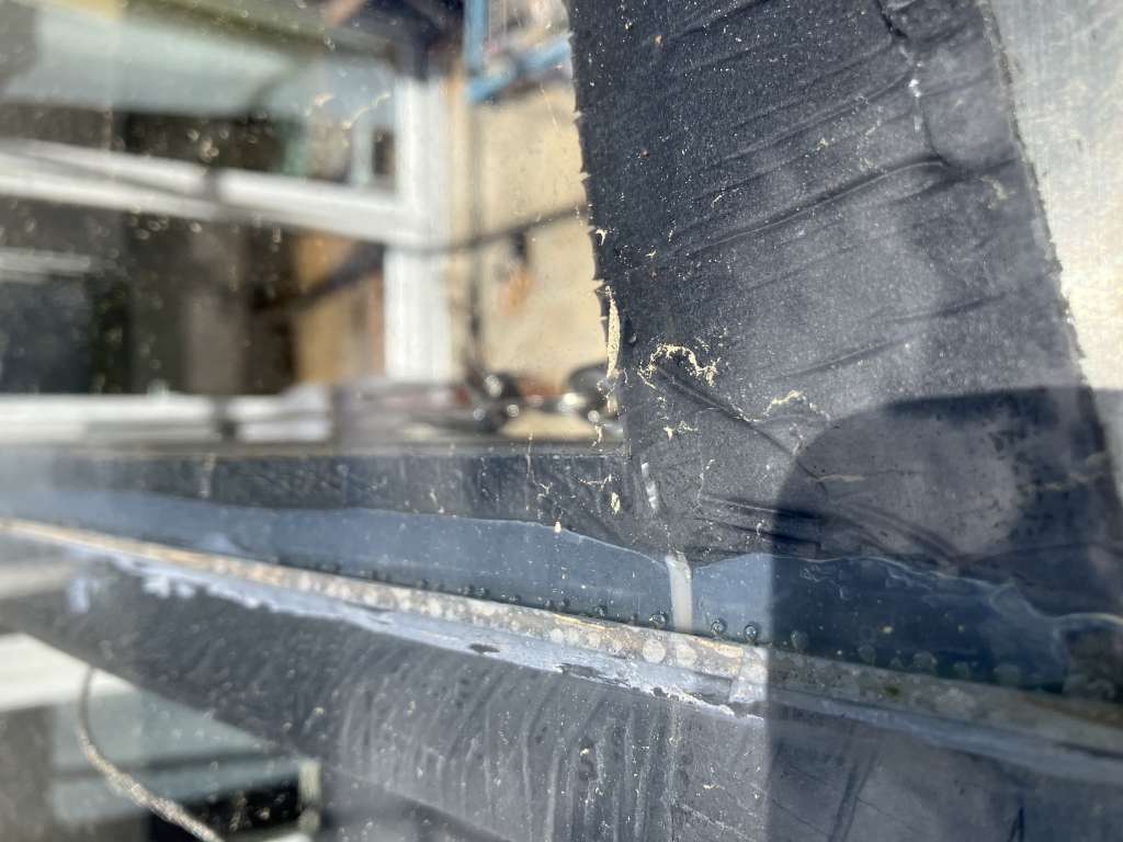 BAU.DE / BAU-Forum: 3. Bild zu Antwort "Terrassendach: Glasplatten – Keine Verschraubung sichtbar!" auf die Frage "Terrassendach Glasplatten: Schaumstoff-Streifen lösen sich – Ursachen & Lösungen?" im BAU-Forum "Baustoffe" BAU.DE / BAU-Forum: 3. Bild zu Antwort "Terrassendach: Glasplatten – Keine Verschraubung sichtbar!" auf die Frage "Terrassendach Glasplatten: Schaumstoff-Streifen lösen sich – Ursachen & Lösungen?" im BAU-Forum "Baustoffe"