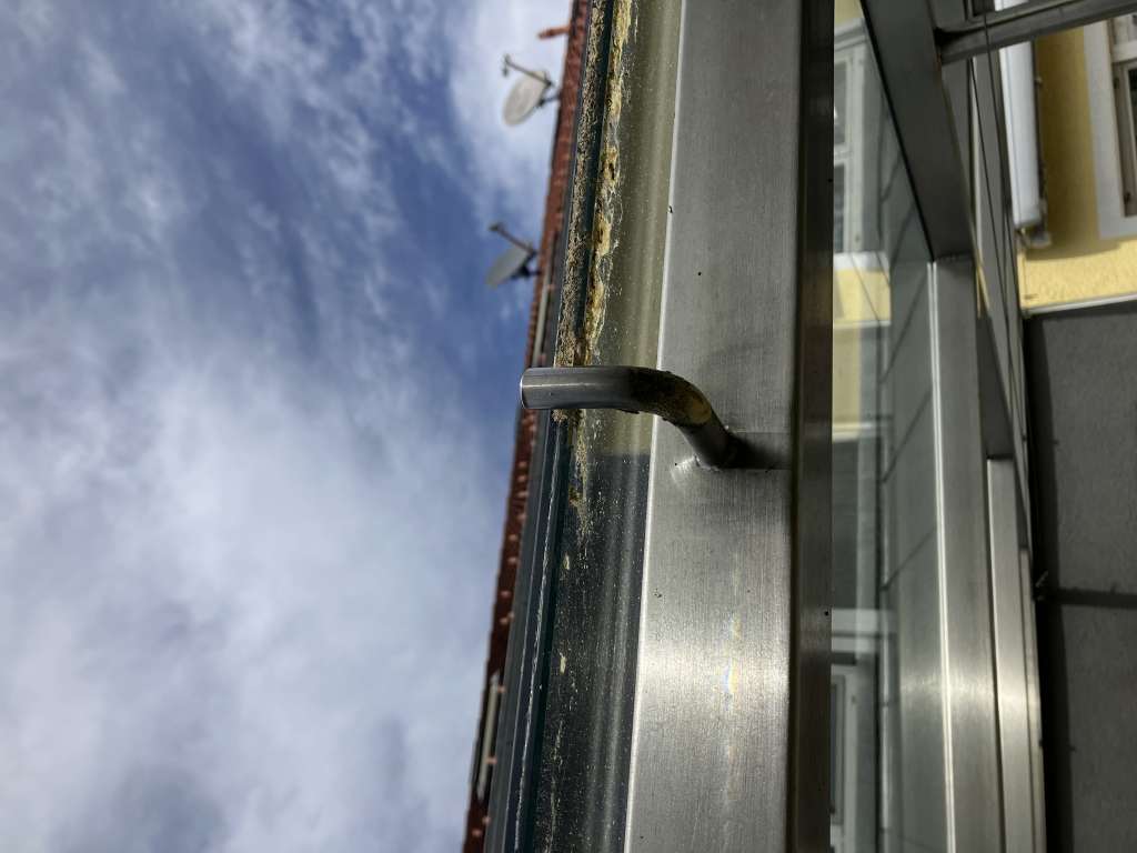 BAU.DE / BAU-Forum: 1. Bild zu Antwort "Terrassendach Glasplatten: Edelstahl-Haken sichern – Fehler erkannt!" auf die Frage "Terrassendach Glasplatten: Schaumstoff-Streifen lösen sich – Ursachen & Lösungen?" im BAU-Forum "Baustoffe" BAU.DE / BAU-Forum: 1. Bild zu Antwort "Terrassendach Glasplatten: Edelstahl-Haken sichern – Fehler erkannt!" auf die Frage "Terrassendach Glasplatten: Schaumstoff-Streifen lösen sich – Ursachen & Lösungen?" im BAU-Forum "Baustoffe"