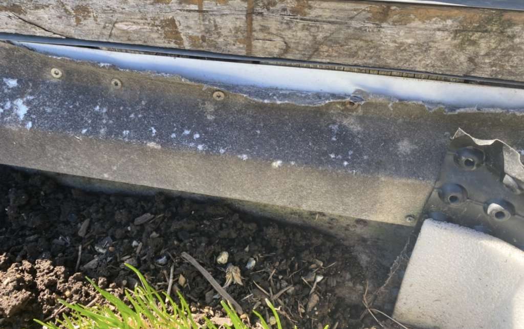 BAU.DE / BAU-Forum: 3. Bild zu Frage "Asbestverdacht im Hochbeet: Altes Dachblech mit Vlies - Gesundheitsrisiko für Kind?" im BAU-Forum "Baustoffe" BAU.DE / BAU-Forum: 3. Bild zu Frage "Asbestverdacht im Hochbeet: Altes Dachblech mit Vlies - Gesundheitsrisiko für Kind?" im BAU-Forum "Baustoffe"