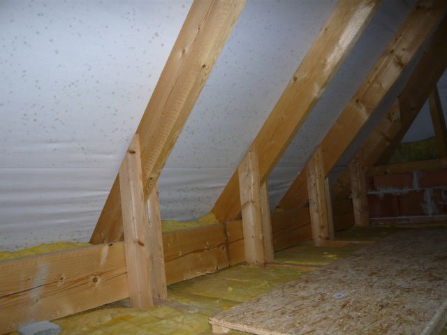BAU.DE / BAU-Forum: 1. Bild zu Frage "Schwarze Flecken Unterspannbahn: Ursachen, Risiken & Sanierung bei Neubau?" im BAU-Forum "Dach" BAU.DE / BAU-Forum: 1. Bild zu Frage "Schwarze Flecken Unterspannbahn: Ursachen, Risiken & Sanierung bei Neubau?" im BAU-Forum "Dach"