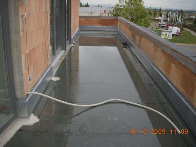 BAU.DE - Forum - Dach - 15429: Wasser läuft auf Dachterrassen und