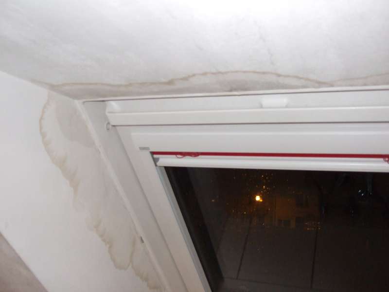 BAU.DE / BAU-Forum: 1. Bild zu Frage "Velux Dachfenster: Wasserflecken an Gipskarton-Einfassung – Ursachen, Lösungen & Kosten?" im BAU-Forum "Dach" BAU.DE / BAU-Forum: 1. Bild zu Frage "Velux Dachfenster: Wasserflecken an Gipskarton-Einfassung – Ursachen, Lösungen & Kosten?" im BAU-Forum "Dach"